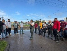Actualmente, se cuenta con una docena de pipas y con la participación de distintas dependencias municipales que trabajan en la limpieza de viviendas. CORTESÍA