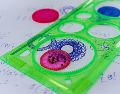 El espirógrafo era un juguete educativo que servía para crear figuras geométricas y mandalas con ayuda de plantillas y engranes. ESPECIAL / CANVA