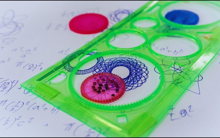 El espirógrafo era un juguete educativo que servía para crear figuras geométricas y mandalas con ayuda de plantillas y engranes. ESPECIAL / CANVA