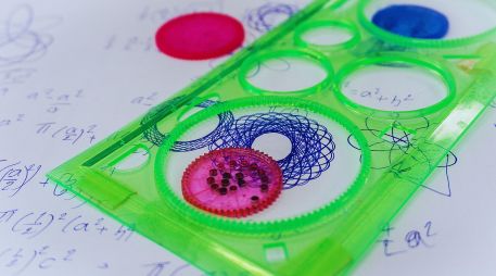 El espirógrafo era un juguete educativo que servía para crear figuras geométricas y mandalas con ayuda de plantillas y engranes. ESPECIAL / CANVA
