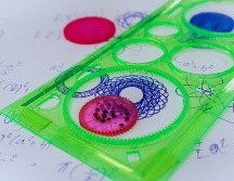 El espirógrafo era un juguete educativo que servía para crear figuras geométricas y mandalas con ayuda de plantillas y engranes. ESPECIAL / CANVA