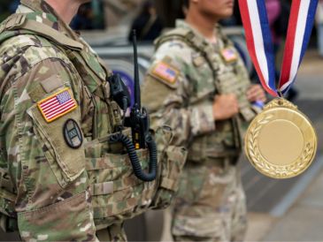 Las medallas son de bronce y muestran en el anverso una espada romana envainada sobre una placa, con la inscripción: "Por servicio en la frontera con México". EFE/ARCHIVO