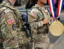Las medallas son de bronce y muestran en el anverso una espada romana envainada sobre una placa, con la inscripción: 