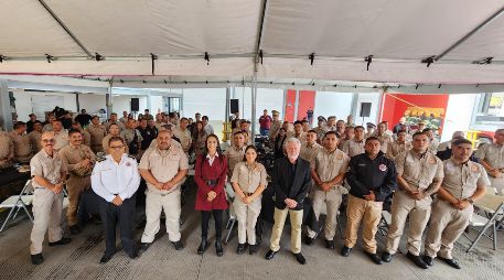 , Laura Imelda Pérez Segura, encabezó un reconocimiento a las y los bomberos de la demarcación. CORTESÍA