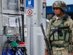 Militares clausuraron una gasolinera en Periférico y Mariano Otero, tras detectar la presunta venta de combustible ilegal. EL INFORMADOR/H. Figueroa