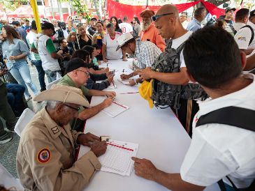 Los centros de reclutamiento en Caracas lucieron largas filas durante el sábado. EFE/R. Pena