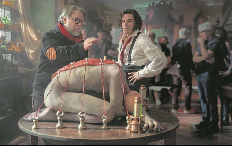 “Frankenstein”. El director tapatío, Guillermo del Toro, da indicaciones a su protagonista Oscar Isaac. CORTESÍA