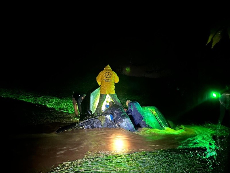 Los hechos ocurrieron la noche de ayer sábado, cuando el vehículo, en el cual tripulaban ocho personas, fue arrastrado por la corriente del arroyo conocido como “La Hiedra”. UEPCBJ