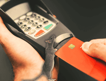 Aunque las terminales móviles facilitan las compras, es fundamental no perder de vista la tarjeta y exigir siempre el comprobante de la transacción. ESPECIAL / CANVA