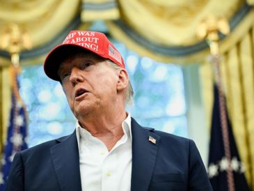 El pasado febrero, Trump firmó una orden ejecutiva en la que amenazaba con castigar a los países con tasas digitales. EFE/ANNABELLE GORDON