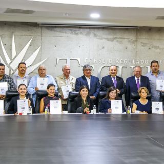 Reciben 16 empresas tequileras marca de certificación Hecho en México