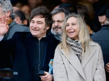 El presidente de Argentina, Javier Milei, junto a la secretaria general de la Presidencia, Karina Milei. EFE