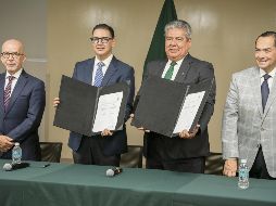 El rector de la Universidad Panamericana Campus Guadalajara, Abraham Mendoza Andrade (izquierda), y el director general del Hospital San Javier, Juan Manuel Covarrubias (derecha), durante la firma del convenio de colaboración para impulsar educación, salud e investigación en Jalisco. ESPECIAL