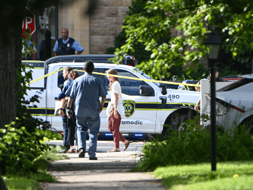 Las autoridades confirmaron también la muerte del tirador, quien creen que "se quitó la vida en el estacionamiento" de la escuela, ubicado en la parte trasera de la iglesia. EFE / C. Lassig
