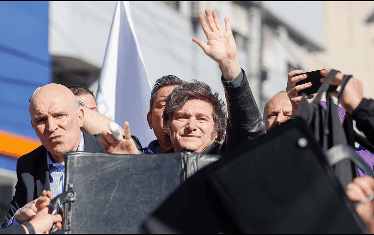 Javier Milei  durante un acto de campaña electoral antes de haber sido evacuado debido a manifestaciones violentas. EFE / Juan Ignacio Roncoroni