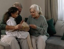 Descubre los mejores y más originales regalos para tus abuelos este Día del Abuelo. Canva