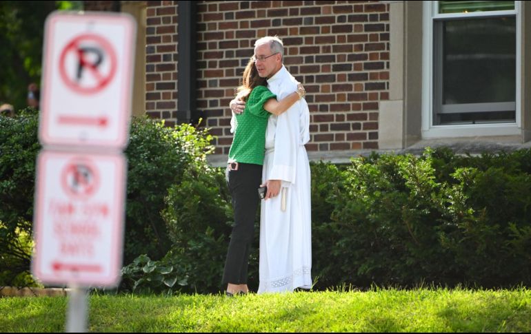 El agresor, identificado como Robert Westman, utilizó tres armas distintas para disparar a través de las ventanas de la iglesia del colegio. EFE/Craig Lassig