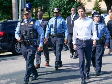 El jefe de la policía confirmó que las tres armas que Westman empleó en su asalto, un rifle, un revólver y una escopeta "fueron compradas legalmente". EFE