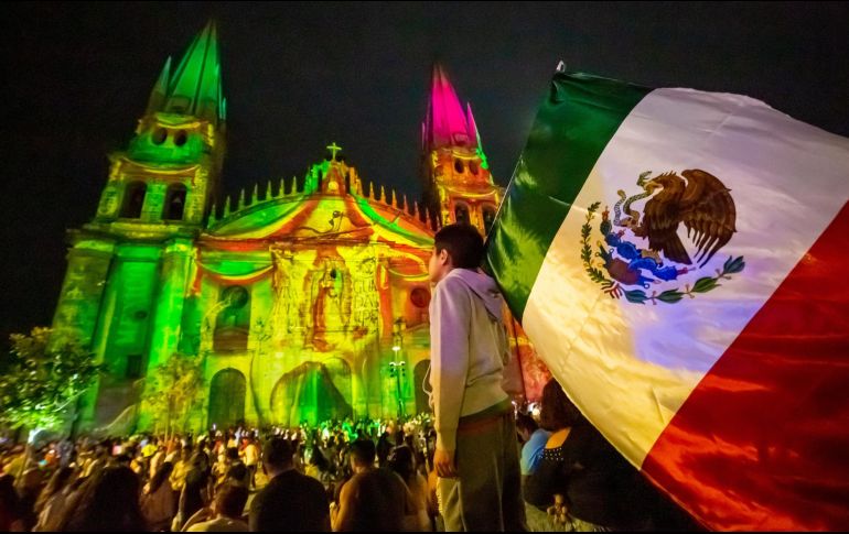 Para celebrar la noche más mexicana del año, Pepe Aguilar y sus hijos Ángela y Leonardo Aguilar, cantantes de música regional mexicana, encabezarán la celebración de 