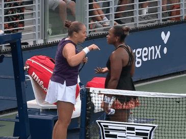 Ostapenko, la cabeza de serie número 25, agitó un dedo hacia Townsend mientras hablaban. ESPECIAL.