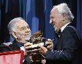 El director de cine y guionista alemán Werner Herzog recibe el León de Oro a la Trayectoria de manos del director estadounidense Francis Ford Coppola. EFE