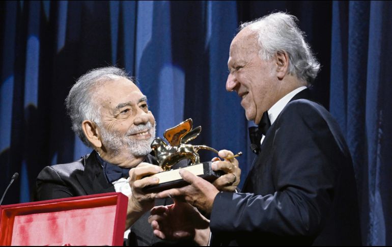 El director de cine y guionista alemán Werner Herzog recibe el León de Oro a la Trayectoria de manos del director estadounidense Francis Ford Coppola. EFE