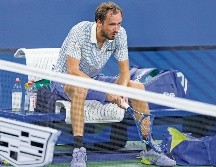Daniil Medvedev rompió su raqueta tras perder ante Benjamin Bonzi en su duelo de primera ronda del US Open del pasado domingo. AFP