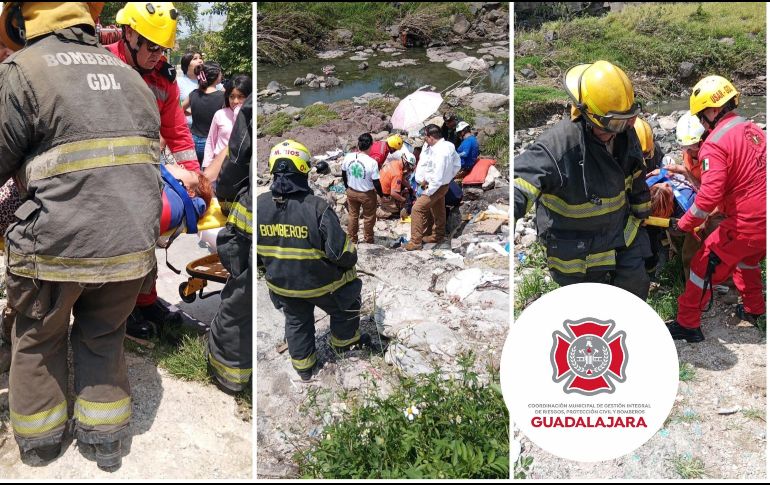 Oficiales de Protección Civil y Bomberos de Guadalajara rescataron a tres jóvenes lesionados en la Barranca de Huentitán. ESPECIAL / FACEBOOK Protección Civil y Bomberos GDL