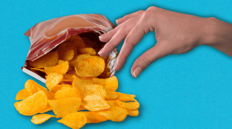 Quienes reportan carencia nutricional tampoco pueden dejar de picotear alimentos entre comidas o a lo largo del día. ESPECIAL / CANVA