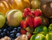 Consumir frutas junto a fuentes de proteínas o grasas saludables ayuda a mantener niveles de glucosa más estables. Canva