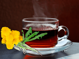 El diente de león ayuda a reducir la retención de líquidos y estimular el funcionamiento de la vesícula biliar y el hígado. ESPECIAL / CANVA