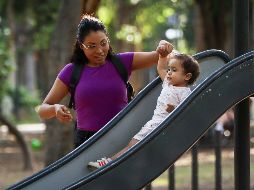 Las mujeres dedicaron, en promedio, 9.4 horas más a la semana que los hombres al cuidado de niñas y niños de 0 a 5 años. EL INFORMADOR/ARCHIVO