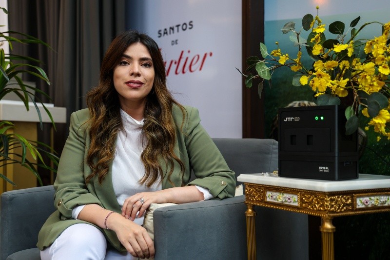 María Fernanda Vergara explica que decidieron hacer una inversión importante en un dispositivo que permite evaluar el origen de los diamantes que venden para dar mayor tranquilidad a sus clientes. &nbsp;