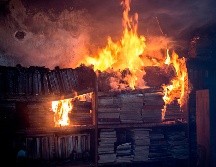 Para algunos sectores, quemar libros es contestatario; para otros, algo sin importancia, y para algunos más, un regreso a la intolerancia. El punto del libro es entender los matices de los casos recientes de la quema de libros. AFP / ARCHIVO
