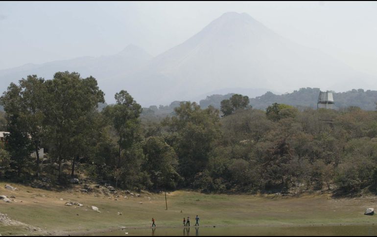 Comala es famoso por su ambiente tranquilo, sus fachadas blancas y las vistas espectaculares hacia los volcanes de Fuego y Nevado de Colima. EL INFORMADOR / ARCHIVO