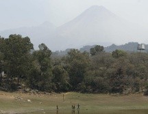 Comala es famoso por su ambiente tranquilo, sus fachadas blancas y las vistas espectaculares hacia los volcanes de Fuego y Nevado de Colima. EL INFORMADOR / ARCHIVO