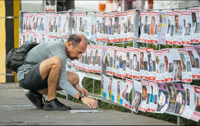 Familiares de los trabajadores desaparecidos exigen respuestas afuera de la Fiscalía del Estado. EL INFORMADOR