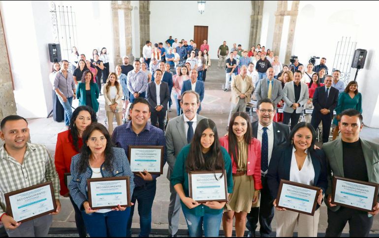 Beneficiarios del programa “Crece tu Negocio al Estilo Jalisco” reciben constancias en municipios del interior. ESPECIAL