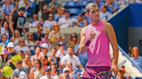 Carlos Alcaraz tuvo un ligero susto con una rodilla, pero no pasó a mayores. AP