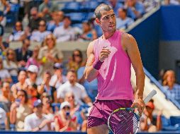 Carlos Alcaraz tuvo un ligero susto con una rodilla, pero no pasó a mayores. AP