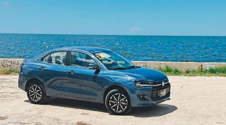 Suzuki Dzire 2024 llega a México con un diseño independiente, destacando su parrilla amplia, ópticas LED y calaveras cuadradas. ESPECIAL