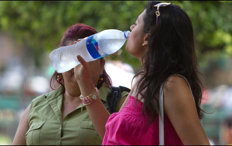 Aunque el cuerpo humano puede adaptarse durante semanas sin alimento, el agua es indispensable y su ausencia prolongada puede resultar letal en pocos días. NTX / ARCHIVO