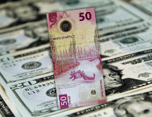 La apreciación del peso en agosto ocurrió a la par del debilitamiento del dólar estadounidense en el mes, que perdió 2.2%, luego de avanzar 3.19% en julio. ESPECIAL / CANVA