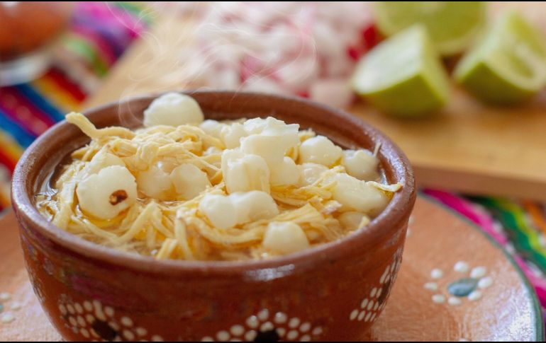 Existen tres variedades principales de pozole: hay verde, blanco y rojo. ESPECIAL / CANVA