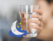 Muchas son las personas que prefieren no beber agua antes de ir a la cama, ya que les resulta molesto tener que levantarse al baño por la madrugada.  ESPECIAL / CANVA