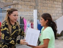 La Presidenta Municipal de El Salto, María Elena “Nena” Farías, encabezó el recorrido y la entrega de estos apoyos. ESPECIAL/ AYUNTAMIENTO DE EL SALTO
