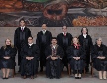 Así lucen Hugo Aguilar Ortiz,  Lenia Batres Guadarrama, Yasmín Esquivel Mossa, María Estela Ríos González, Sara Irene Herrerías, Irving Espinosa Betanzo, Giovanni Azael Figueroa, Arístides Rodrigo Guerrero, en su primera foto al frente al SCJN. ESPECIAL / SCJN