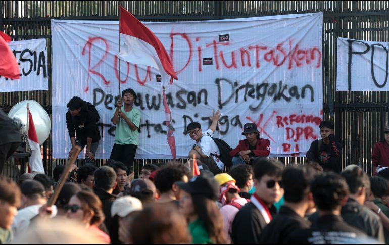Las manifestaciones se volvieron violentas el jueves, después del atropello mortal por parte de un vehículo policial a un joven conductor de plataforma. EFE / A. Weda