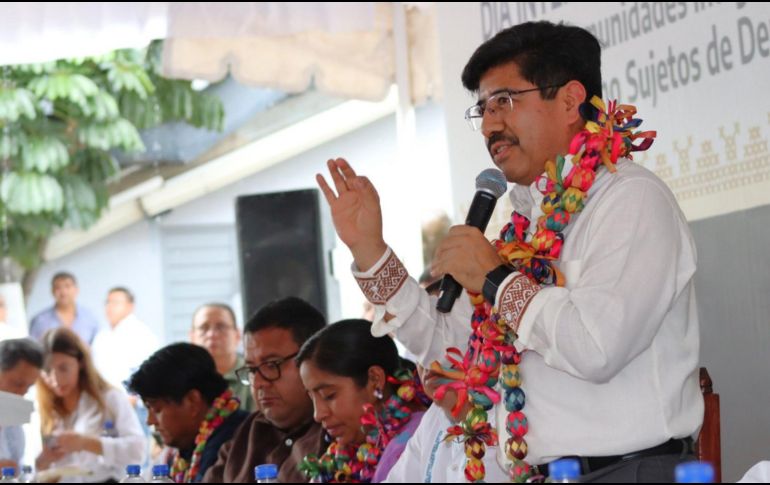 Este lunes, Hugo Aguilar ofreció una breve entrevista a los medios de comunicación en las inmediaciones del Palacio Nacional. ESPECIAL/X @HugoAguilarOrti