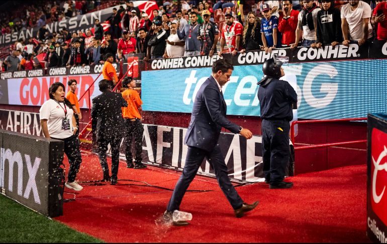 Fernando Gago abandonó el Estadio Caliente entre abucheos e insultos de los aficionados. IMAGO7.